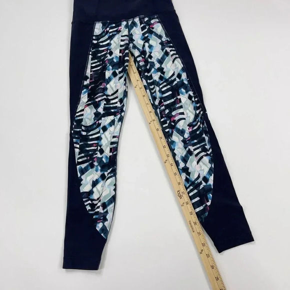 Athlete Distortion Salutation 7/8 Legging - Picture 7 of 10